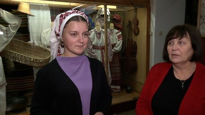 Як зав'язували українську хустку на Рівненщині. Краєзнавиця дала майстерклас Як зав'язували українську хустку на Рівненщині. Краєзнавиця дала майстерклас