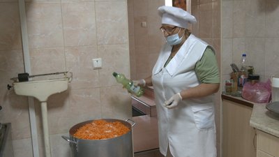 Майже 300 потребуючих щодня годує Франківський Карітас