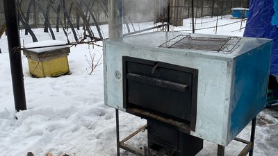 Випікають хліб у пічці на вулиці Випікають хліб у пічці на вулиці