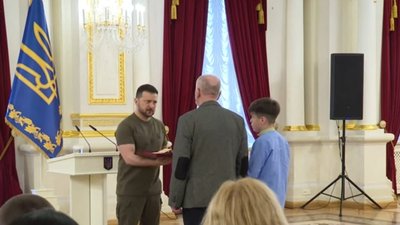 Під час вручення ордена "Золота Зірка"батькові Героя України Сергія Короля з Тернополя Під час вручення ордена "Золота Зірка"батькові Героя України Сергія Короля з Тернополя