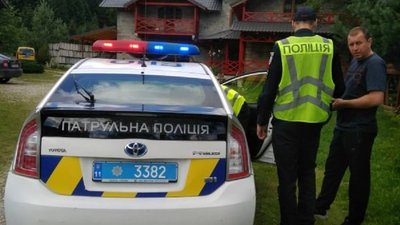 З погрозами і матюками. У Микуличині виник конфлікт місцевих жителів з патрульними З погрозами і матюками. У Микуличині виник конфлікт місцевих жителів з патрульними