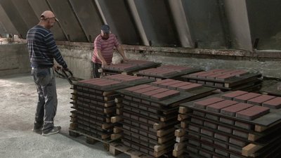 Працівники цеху з виробництва бруківки у Глибоці Працівники цеху з виробництва бруківки у Глибоці