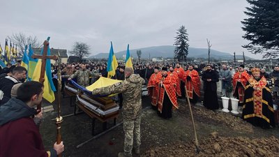 На Закарпатті попрощалися із полеглими захисниками Юрієм Дерцені та Сергієм Доновим На Закарпатті попрощалися із полеглими захисниками Юрієм Дерцені та Сергієм Доновим