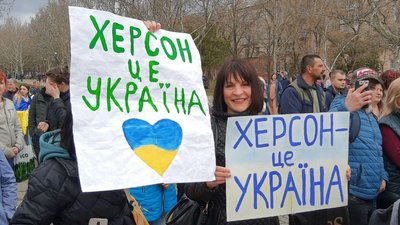Перший мітинг проти окупації РФ у Херсоні: як це було Перший мітинг проти окупації РФ у Херсоні: як це було
