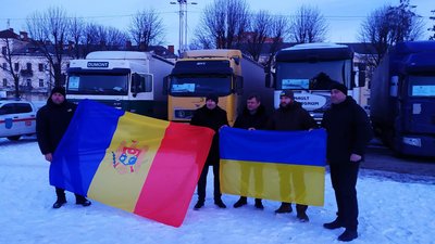 На фото посередині зліва направо: Почесний консул Республіки Молдова у Хмельницькій області Микола Скрипковський, Надзвичайний і Повноважний Посол Республіки Молдова в Україні Валеріу Ківерь та начальник Хмельницької ОВА Сергій Гамалій. На фото посередині зліва направо: Почесний консул Республіки Молдова у Хмельницькій області Микола Скрипковський, Надзвичайний і Повноважний Посол Республіки Молдова в Україні Валеріу Ківерь та начальник Хмельницької ОВА Сергій Гамалій.