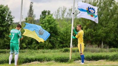 На Тернопільщині під час футбольного матчу зібрали гроші для військових На Тернопільщині під час футбольного матчу зібрали гроші для військових