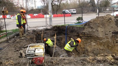 У Житомирі водоканал міняє ділянку старої труби на пластикову – тиск подачі води знижено У Житомирі водоканал міняє ділянку старої труби на пластикову – тиск подачі води знижено