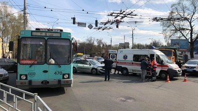 У Чернігові вантажівка врізалась у «швидку»