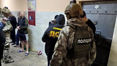 Шахраї із СІЗО у Сумах ошукували людей, представляючись співробітниками банку - поліція