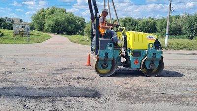 Поблизу Ружина на Житомирщині проводять ямковий ремонт автомобільної дороги