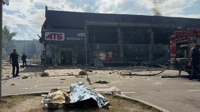 
Дрон вдарив по АТБ у Чернігові: у поліції стверджують, що він був з відеокамерою