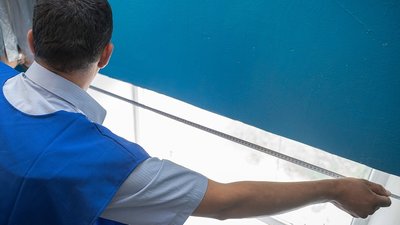 За рахунок міського бюджету і власним коштом. У Дніпрі відновлюють пошкоджене внаслідок ракетного удару житло