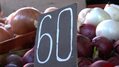 «Буде ще подорожчання»: скільки коштують продукти до новорічного столу на "Привозі" в Одесі
