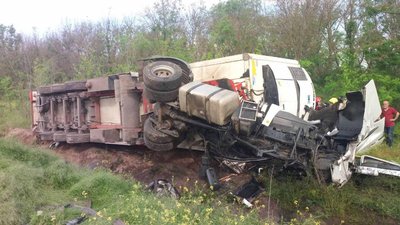 В Одеській області перекинулася вантажівка: водія госпіталізували