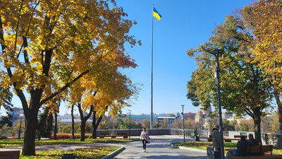 Жінка йде в парку у Харкові
