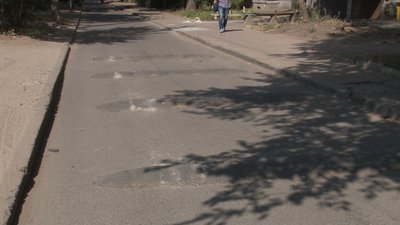 11 лежачих поліцейських власноруч встановили жителі будинку на житловому масиві Тополя 11 лежачих поліцейських власноруч встановили жителі будинку на житловому масиві Тополя