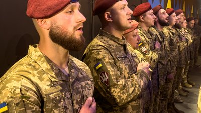 Олег Апостол відзначив десантників житомирської 95-ї бригади: військовим вручили шеврони та відзнаки