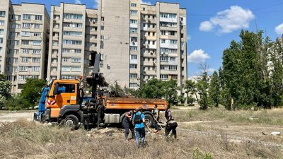 Комунальники Черкащини допомагають відновлювати Херсонщину Комунальники Черкащини допомагають відновлювати Херсонщину