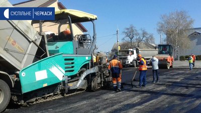 Через прохання і обмеження руху: відремонтували дорогу в Мошнах на Черкащині Через прохання і обмеження руху: відремонтували дорогу в Мошнах на Черкащині