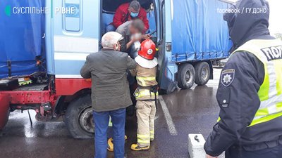Рівненщина: на Київ – Чоп вантажівка в’їхала у відбійник, є травмований Рівненщина: на Київ – Чоп вантажівка в’їхала у відбійник, є травмований