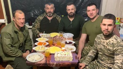 "Телефонував дружині, щоб спитати, як готувати мімозу". Військовий з Чернівців про Новий рік на фронті