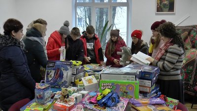 Учні принесли зібрані подарунки Учні принесли зібрані подарунки