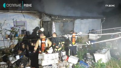 Біля Рівного на пожежі загинула жінка, її знайшли під горою сміття