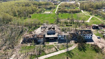 Чернігівці прийшли розбирати завали на лижній базі Чернігівці прийшли розбирати завали на лижній базі