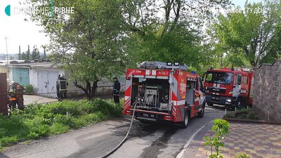 Сусідська іскра: у Рівному загорівся гараж, машину бійці ДСНС врятували Сусідська іскра: у Рівному загорівся гараж, машину бійці ДСНС врятували