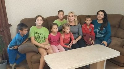 У родині Кметюків з Хмельниччини живе восьмеро прийомних дітей. Шість років тому подружжя створило будинок сімейного типу. Фото: Суспільне. У родині Кметюків з Хмельниччини живе восьмеро прийомних дітей. Шість років тому подружжя створило будинок сімейного типу. Фото: Суспільне.