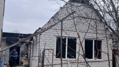 Пошкоджений будинок через удар дроном по Дергачах