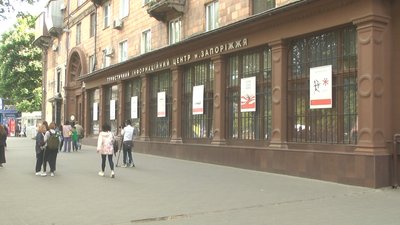 У Запоріжжі просто неба відкрили виставку патріотичних плакатів У Запоріжжі просто неба відкрили виставку патріотичних плакатів