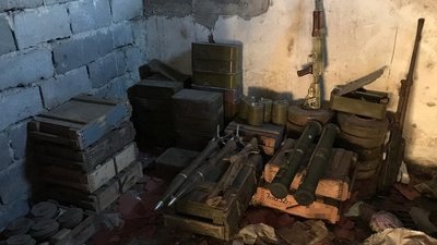 Майже 100 тисяч боєприпасів та 137 кг вибухівки вилучили СБУ зі схронів бойовиків Майже 100 тисяч боєприпасів та 137 кг вибухівки вилучили СБУ зі схронів бойовиків