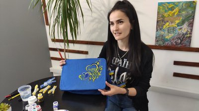 Художниця-аматорка з Тернопільщини малює на джинсах, футболках та сумках Художниця-аматорка з Тернопільщини малює на джинсах, футболках та сумках