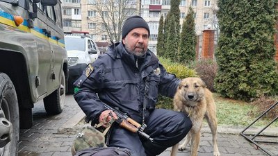 Хмельницькі поліцейські врятували від голодної смерті собаку на Харківщині