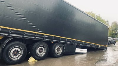 Напівпричіп від'єднався від вантажівки під час руху у Рівному