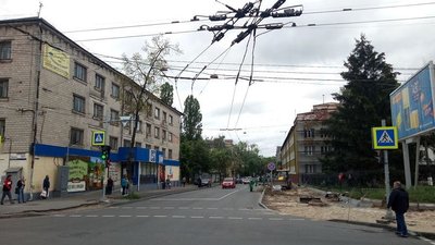 У Чернігові під час ремонту на Гончій спиляли дерева У Чернігові під час ремонту на Гончій спиляли дерева