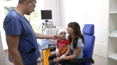 У львівському "Охматдиті" лікарі повернули слух трьом дітям