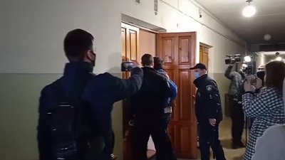 Понад шість годин у суді Кривого Рогу обирають запобіжний захід підозрюваному у нападах з ножем Понад шість годин у суді Кривого Рогу обирають запобіжний захід підозрюваному у нападах з ножем