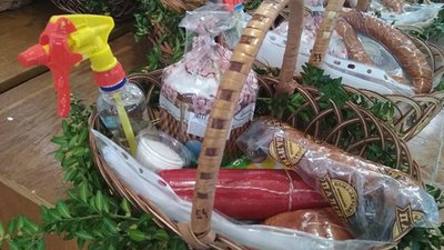 У Львові благодійники зібрали 50 Великодніх кошиків для військових