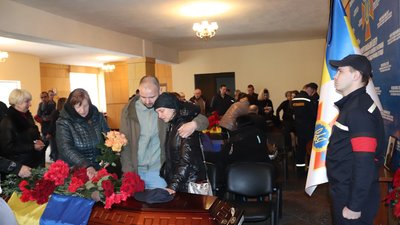 На Харківщині попрощалися із загиблими від російських боєприпасів саперами На Харківщині попрощалися із загиблими від російських боєприпасів саперами