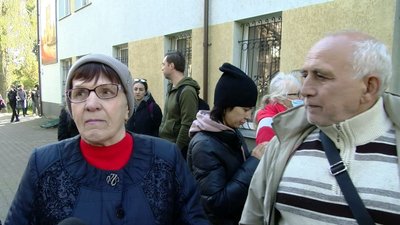 У Луцьку – черги переселенців за виплатами від благодійників У Луцьку – черги переселенців за виплатами від благодійників