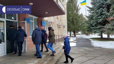 Протест проти фірми-орендаря землі. У Ромнах на Сумщині люди перекривали трасу "Суми-Київ" Протест проти фірми-орендаря землі. У Ромнах на Сумщині люди перекривали трасу "Суми-Київ"