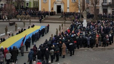На Тернопільщині прощаються із загиблим Героєм України На Тернопільщині прощаються із загиблим Героєм України