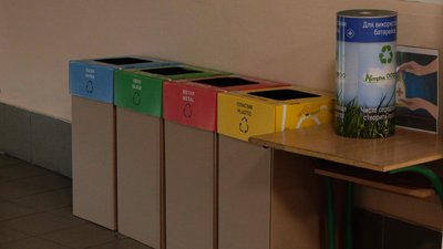 У школах Чернівців запровадили роздільний збір сміття: як це працює