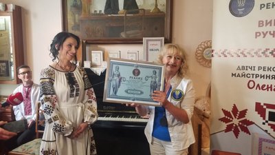 Вишила вручну понад пів мільйона літер: рівнянка встановила рекорд України