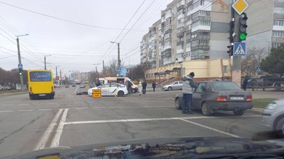 У Кропивницькому зіштовхнувся автомобіль з мотоциклом, є травмований