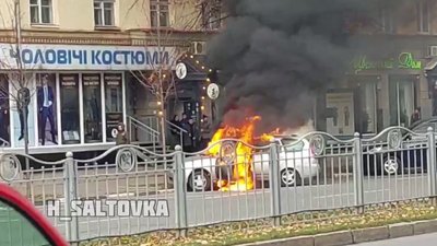 У центрі Харкова згоріло припарковане авто: водій встиг вийти У центрі Харкова згоріло припарковане авто: водій встиг вийти