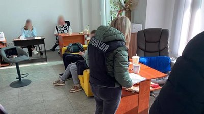 Навушники і смартгодинники: на Черкащині п'ятьох людей підозрюють у продажі підробок