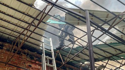 Рятувальник гасить пожежу на складі у Чугуєві після влучання БпЛА, 23 травня 2026 року Рятувальник гасить пожежу на складі у Чугуєві після влучання БпЛА, 23 травня 2026 року